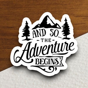 Sticker And So the Adventure Begins, vakantiesticker, reissticker, kamerdecoratie, sticker waterfles, laptopsticker