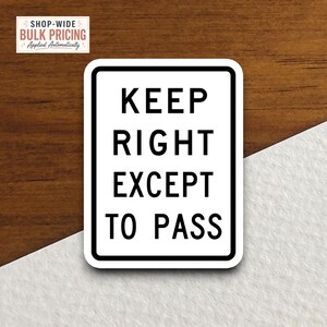 Può includere: Un adesivo rettangolare bianco con un bordo nero spesso e angoli arrotondati. Il testo in lettere maiuscole nere recita KEEP RIGHT EXCEPT TO PASS. L'adesivo è orientato verticalmente e presenta un design pulito ad alto contrasto.