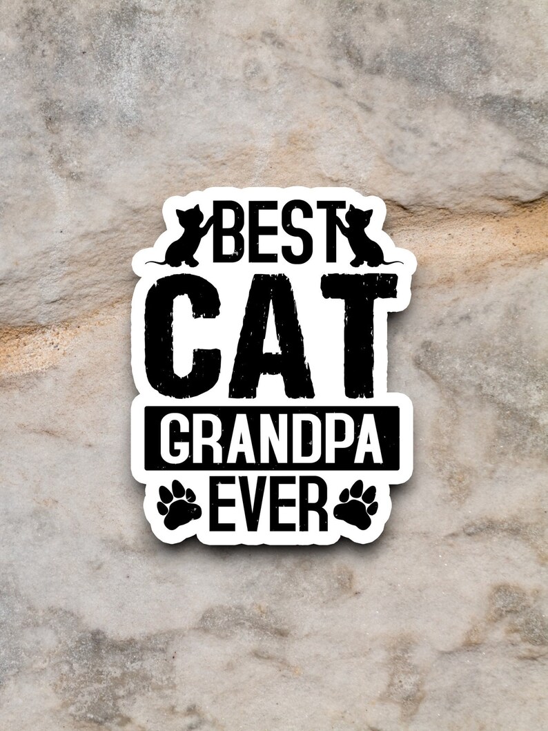 Pu&ograve; includere: Adesivo bianco e nero con il testo "Best Cat Grandpa Ever" con due sagome di gatti e impronte di zampe.
