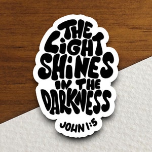 The Light Shines in the Darkness-sticker, religieuze sticker, geloofssticker, aanbiddingssticker, christelijke sticker, schriftsticker