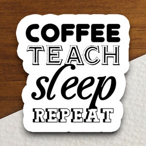 Puede incluir: Pegatina en blanco y negro con el texto "Coffee Teach Sleep Repeat" en una fuente en negrita y estilizada.