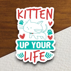 猫のステッカー「Kitten up your life」、ノートパソコン、ウォーターボトル、ハイドロフラスク、携帯電話、コンピューター、ギフト、ペット用ステッカーに使える面白い動物ステッカー