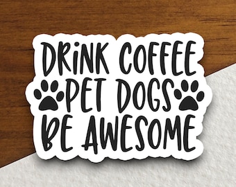 Può includere: Adesivo bianco con testo nero che recita "Drink Coffee Pet Dogs Be Awesome" con due impronte di zampa su entrambi i lati della parola "Dogs".