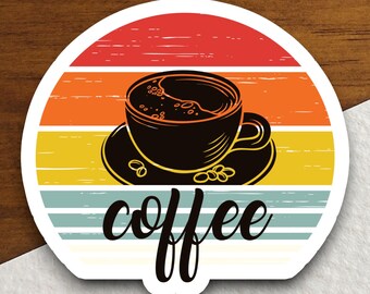 Puede incluir: Una pegatina de estilo retro con una taza de café y la palabra "café" en una fuente vintage. La pegatina tiene un esquema de color rojo, naranja, amarillo y azul.