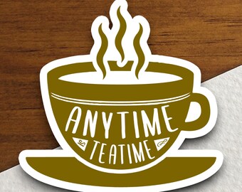 Könnte beinhalten: Eine braune Teetasse mit aufsteigendem Dampf und einer Untertasse. Der Text "ANYTIME is TEATIME" steht auf der Tasse.