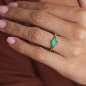 Oval Emerald Cluster Ring in 18k Solid Gold, 6mm Oval Center Stone with Four Prongs, Side Pear and Round Stones image 3