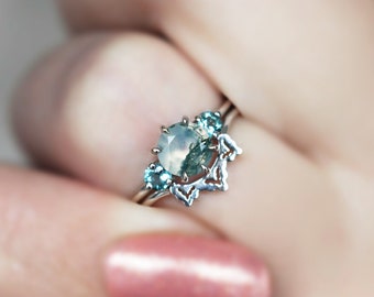 Round moss agate engagement ring set with curved lace band