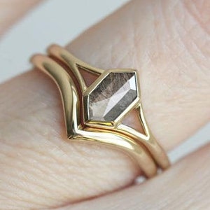 Salt and pepper diamond engagement ring set, 14k gold hexagon diamond ring set with chevron band, Unuque salt pepper diamond ring set