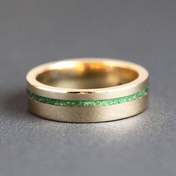 Heren trouwring, Emerald inlegring, Groene unisex ring, Gouden man verlovingsband