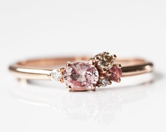 Oval Peach Pink Sapphire Cluster in 14k of 18k Massief Goud met Champagne en Witte Diamanten en een Kleine Roze Saffier