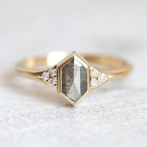 Anillo de diamantes geométricos, anillo de compromiso con diamantes hexagonales y sal y pimienta, anillo de diamantes hexagonales con diamantes laterales de Capucinne
