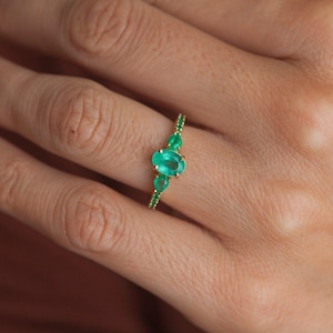 18k Gold Smaragd Cluster-Ring: Birne & runde Seitensteine