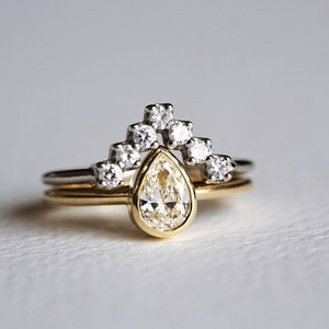 Hochzeitsset, 0,5 Karat Birnenförmiger Diamantring mit passendem V-förmigem Diamantband, 18k Massivgold Bild 2