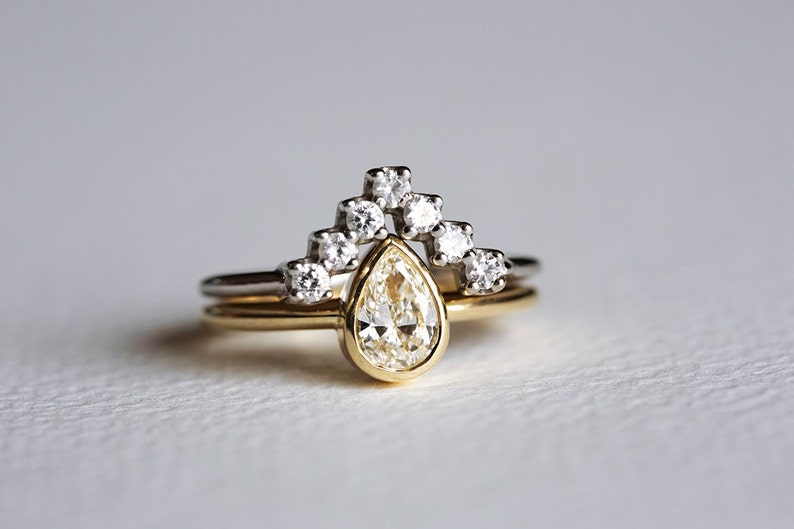 Hochzeitsset, 0,5 Karat Birnenförmiger Diamantring mit passendem V-förmigem Diamantband, 18k Massivgold Bild 2