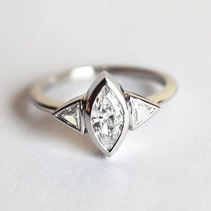 Anillo de compromiso de platino con diamantes marquesa: tres piedras de corte trillón, 0,7 quilates imagen 1