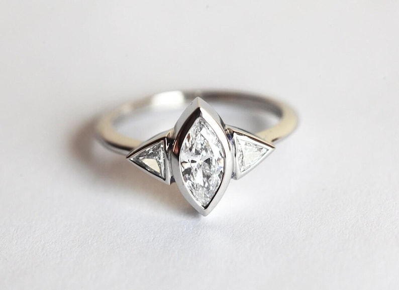 Anillo de compromiso de platino con diamantes marquesa: tres piedras de corte trillón, 0,7 quilates imagen 1