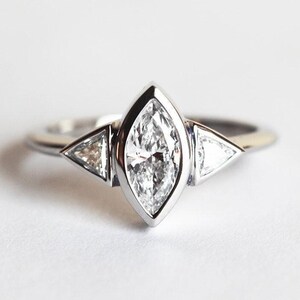 Anillo de compromiso de platino con diamantes marquesa: tres piedras de corte trillón, 0,7 quilates imagen 3