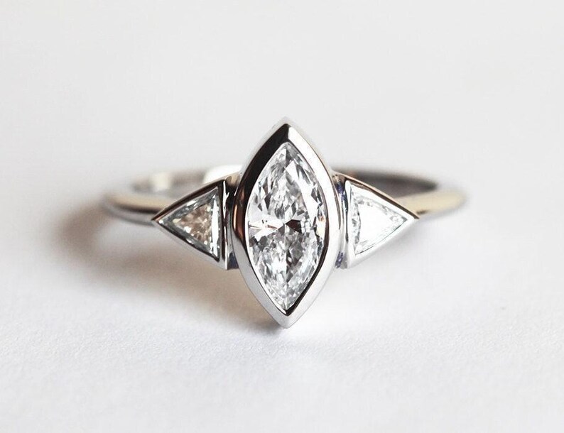 Anillo de compromiso de platino con diamantes marquesa: tres piedras de corte trillón, 0,7 quilates imagen 3