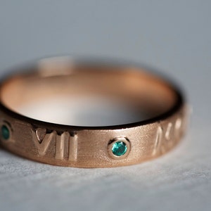 Rose Gold Wedding Ring, Roman Numerals Ring, Personalized Ring, Anniversary Ring, Emerald Ring imagem 3