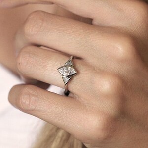 Anillo de compromiso de platino con diamantes marquesa: tres piedras de corte trillón, 0,7 quilates imagen 2