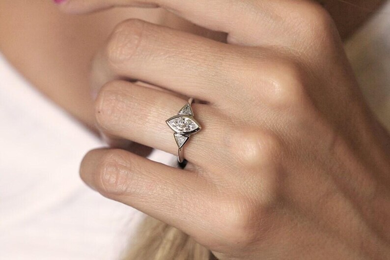 Anillo de compromiso de platino con diamantes marquesa: tres piedras de corte trillón, 0,7 quilates imagen 2