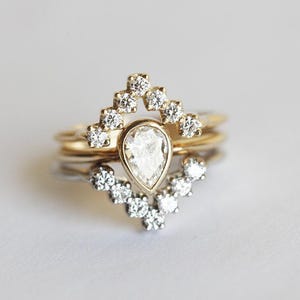 Pear Diamant Ring Set: 14k Gold Solitär mit V-förmigen Bändern, GIA zertifiziert