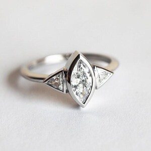 Anillo de compromiso de platino con diamantes marquesa: tres piedras de corte trillón, 0,7 quilates imagen 5