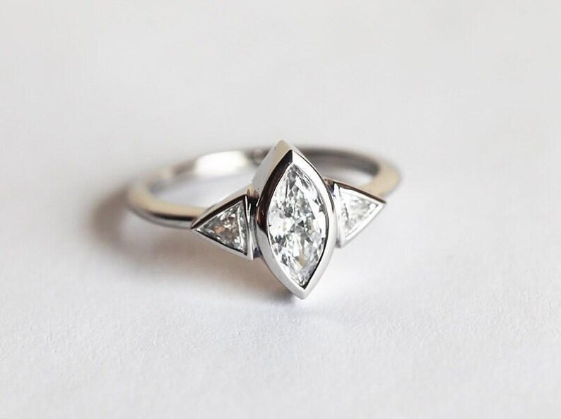 Anillo de compromiso de platino con diamantes marquesa: tres piedras de corte trillón, 0,7 quilates imagen 5