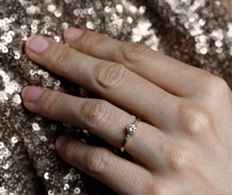 Round Diamond Engagement Ring, Brilliant Cut Diamond Ring 18k Yellow Gold image 3