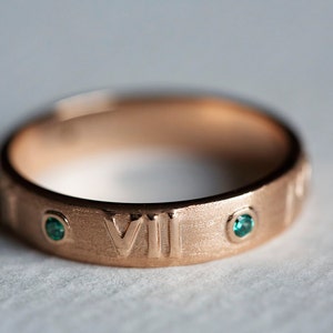 Rose Gold Wedding Ring, Roman Numerals Ring, Personalized Ring, Anniversary Ring, Emerald Ring imagem 2