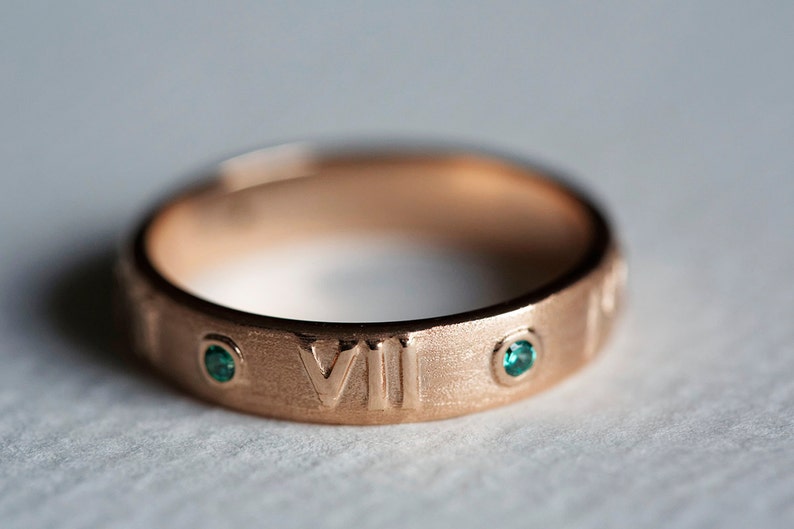 Rose Gold Wedding Ring, Roman Numerals Ring, Personalized Ring, Anniversary Ring, Emerald Ring imagem 2