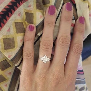 Anillo de compromiso de platino con diamantes marquesa: tres piedras de corte trillón, 0,7 quilates imagen 4