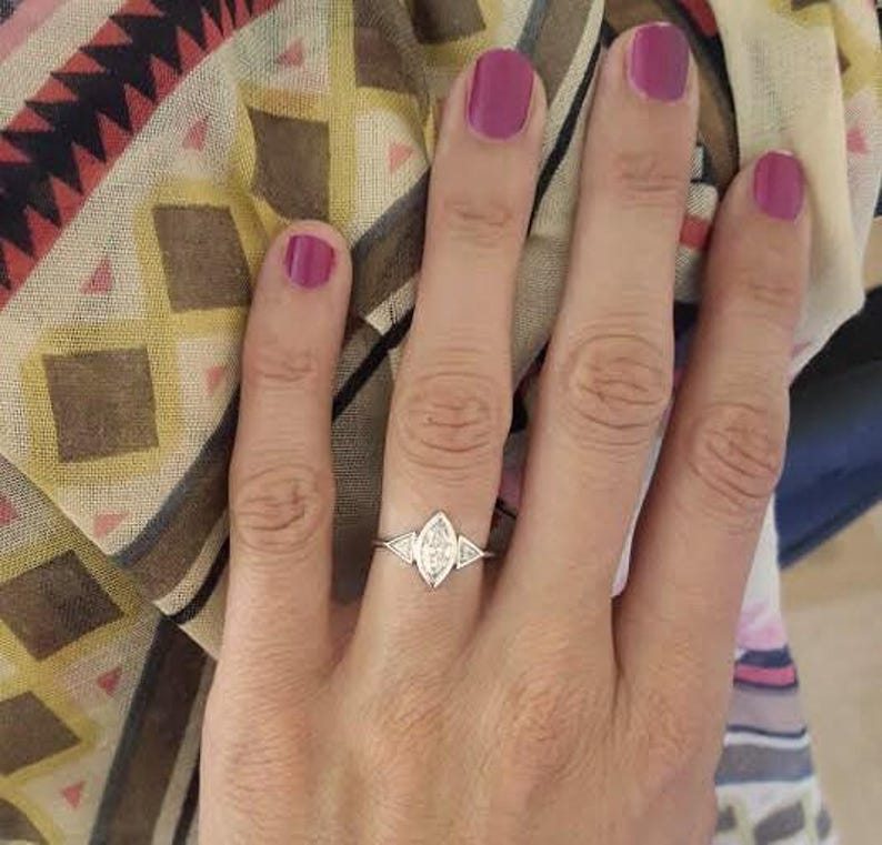 Anillo de compromiso de platino con diamantes marquesa: tres piedras de corte trillón, 0,7 quilates imagen 4