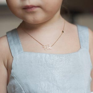 Collar de bautismo personalizado con nombre y corazón de lado, collar para niño en oro macizo de 14 k o 18 k, plata esterlina o vermeil