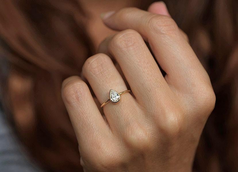 0.5カラット ペアシェイプ ダイヤモンド ソリティアリング：14K