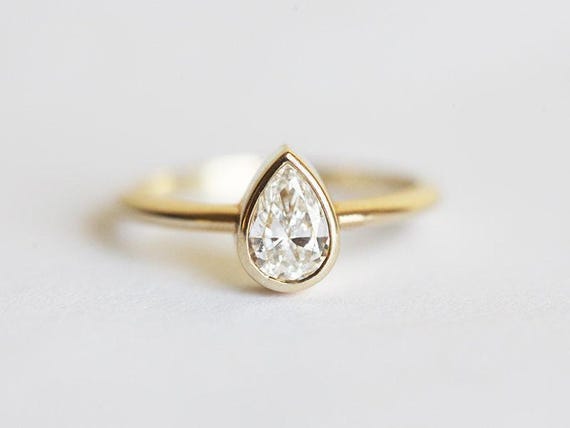 0.5カラット ペアシェイプ ダイヤモンド ソリティアリング：14K