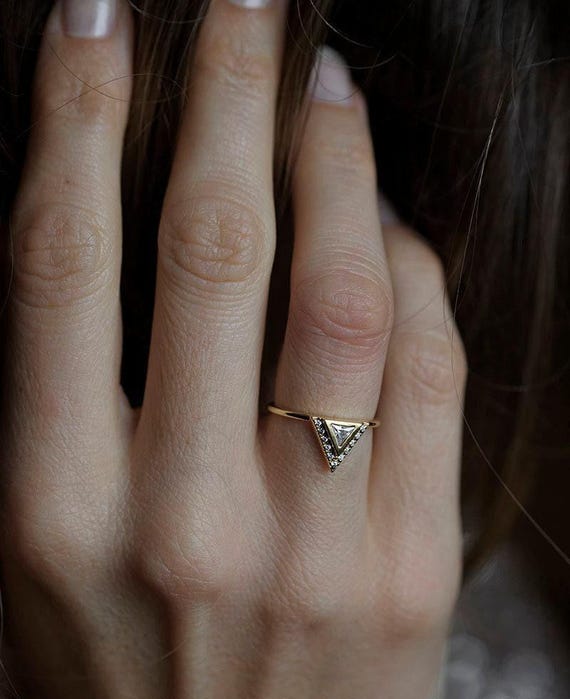 Anillo de compromiso con diamantes en forma de triángulo, banda de