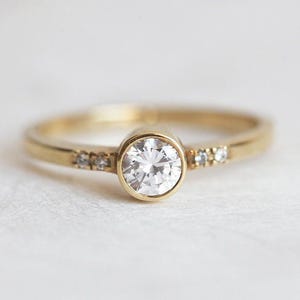 Round Diamond Engagement Ring: 18k Yellow Gold, 0.25 Carat