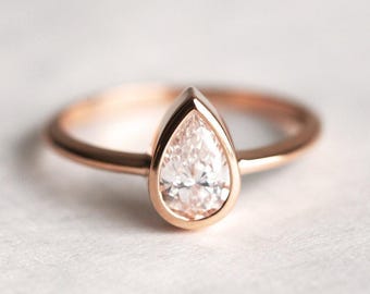 0.5カラット ペアシェイプ ダイヤモンド ソリティアリング：14K