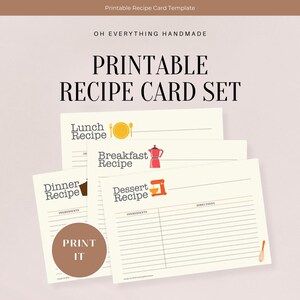 Könnte beinhalten: Druckbarer Rezeptkarten-Satz mit vier Karten für Mittagessen, Abendessen, Frühstück und Dessert. Jede Karte hat ein anderes Symbol und Platz für Zutaten und Anweisungen. Die Karten sind cremefarben mit braunem und schwarzem Text. Der Text "DRUCKEN" befindet sich auf einem braunen Kreis.