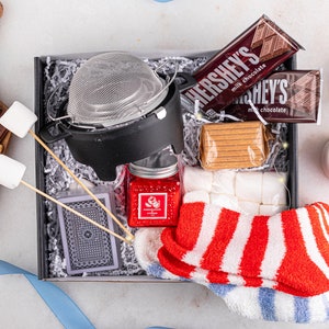 smore gift box, chocolate fondue gift package, date night box, date night idea, chocolate gift, gift for her, gift for him, gift for couple, corporate gift, team activity idea, teambuilding activity, holiday corporate gift, fun activity at home