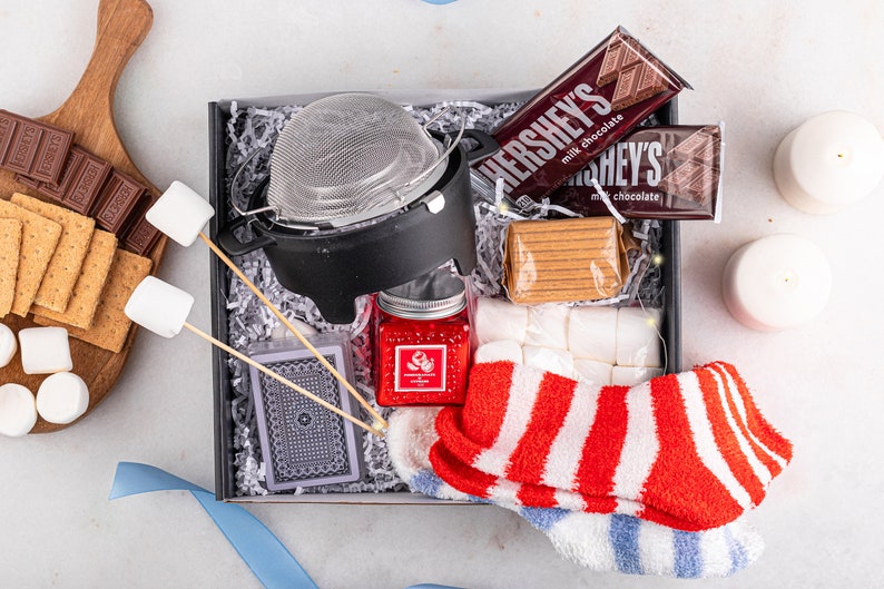 smore gift box, chocolate fondue gift package, date night box, date night idea, chocolate gift, gift for her, gift for him, gift for couple, corporate gift, team activity idea, teambuilding activity, holiday corporate gift, fun activity at home