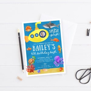 Puede incluir: Una invitación de fiesta de cumpleaños de submarino azul y amarillo con un espacio para una foto. La invitación presenta un submarino de dibujos animados con un caballito de mar, un pulpo, una tortuga y un pez. El texto dice "Splish Splash! Únase a nosotros bajo el mar para el 4º cumpleaños de Bailey. Sábado 18 de abril de 10:00 a 12:00 en Seahorse Swim Centre 123 Main Rd, Sunnyville. RSVP a Jessie al 0412 345 678 antes del 15 de abril."