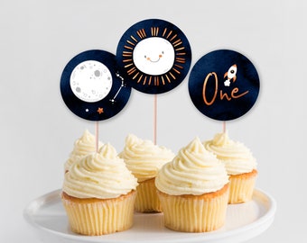 Spazio Party Cupcake Topper, STAMPABILE, Tema del primo compleanno del ragazzo, Primo viaggio intorno al sole, Luna Download digitale Adesivo rotondo 2", ATS1