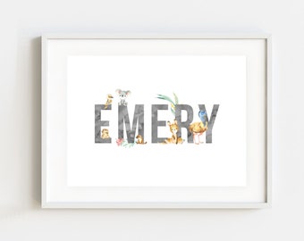 Può includere: Una stampa incorniciata bianca con il nome "EMERY" scritto in lettere grigie. Ogni lettera è decorata con un diverso animale ad acquerello, tra cui un koala, un uccello, una volpe e un emù.