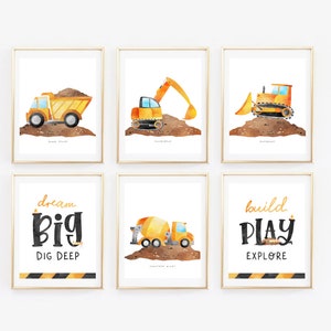 Puede incluir: Conjunto de seis impresiones de acuarela con vehículos de construcción amarillos y citas inspiradoras. Las impresiones incluyen un camión volquete, una excavadora, una bulldozer, una mezcladora de cemento y dos citas: "sueña en grande cava profundo" y "construye juega explora".
