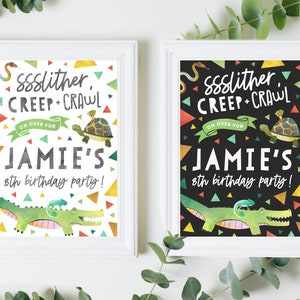 Puede incluir: Dos carteles imprimibles para una fiesta de cumpleaños. Los carteles son blancos y negros con confeti de colores y un cocodrilo verde, una serpiente y una tortuga. El texto en los carteles dice "ssslither, creep + crawl on over for Jamie's 8th birthday party!"