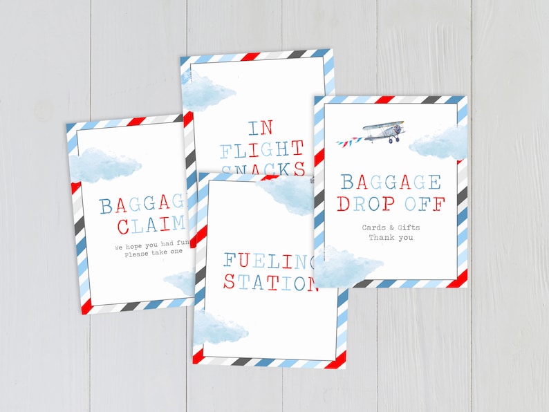 Może przedstawiać: Cztery niebieskie, czerwone i szare tabliczki z białym tekstem i akwarelowym tłem. Tabliczki m&oacute;wią "Baggage Claim", "In Flight Snacks", "Fueling Station" i "Baggage Drop Off".