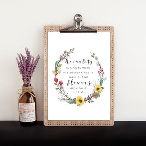 Puede incluir: Una cita imprimible sobre la normalidad con un diseño de corona floral. La cita dice "La normalidad es un camino pavimentado. Es cómodo caminar, pero no crecen flores en él." - Sigl