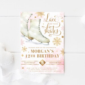 Puede incluir: Invitación de cumpleaños rosa y dorada con una ilustración de acuarela de patines de hielo. El texto dice "Lace Up Your Skates" y "Morgan's 12th Birthday".